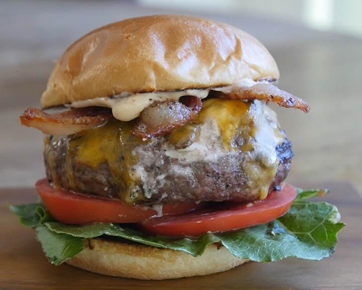 Playboy Lifestyle - Kochen und Genießen Spezial - Burger mit Käse-Speck in rauen Mengen selbst gemacht