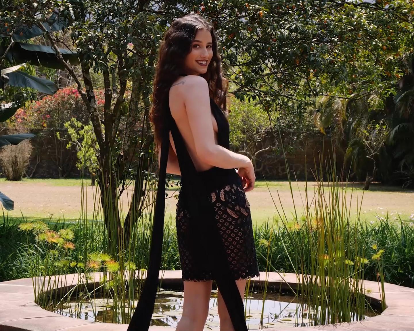 Playboy Muse (Megan Blake): Megan Blake in 'verborgene Gelassenheit'. Vor Ort in Tepoztlán, Mexiko, findet Megan Blake einen ruhigen Garten wo sie sich von der Fotografin Cassandra Keyes ablichten lässt.