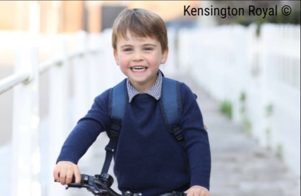 Prinz Louis soll gerne in seinem Spielzeug-Elektroauto durch Schloss Windsor sausen.