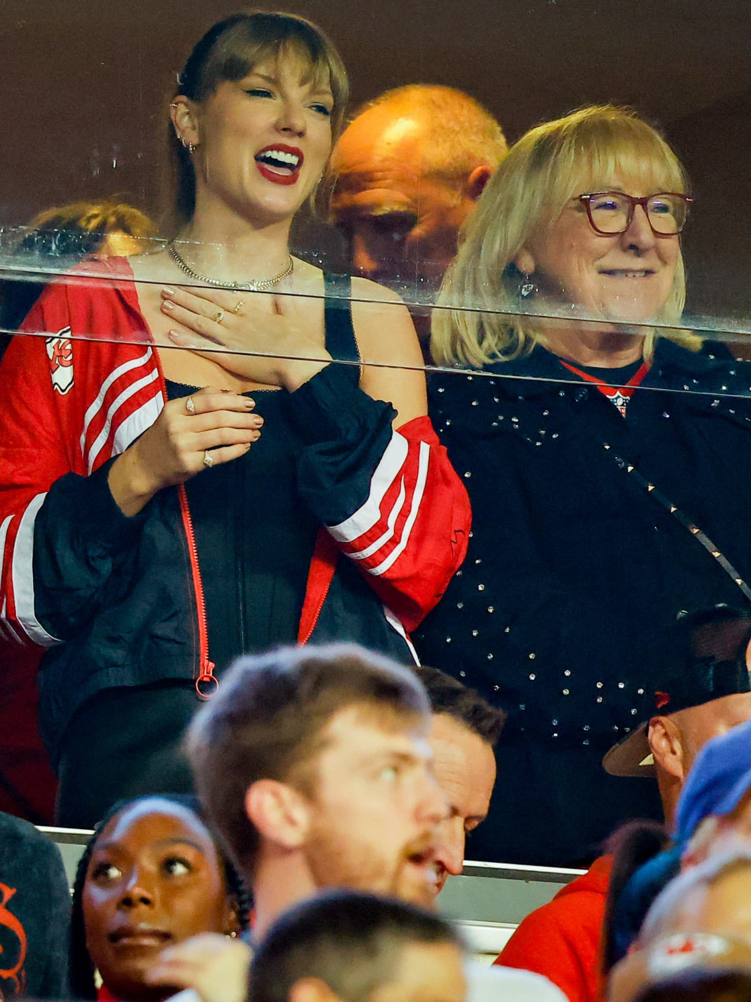 Travis Kelces Mutter Donna sprach darüber, wie es ist, berühmt zu sein, seitdem ihr Sohn mit Taylor Swift ausgeht