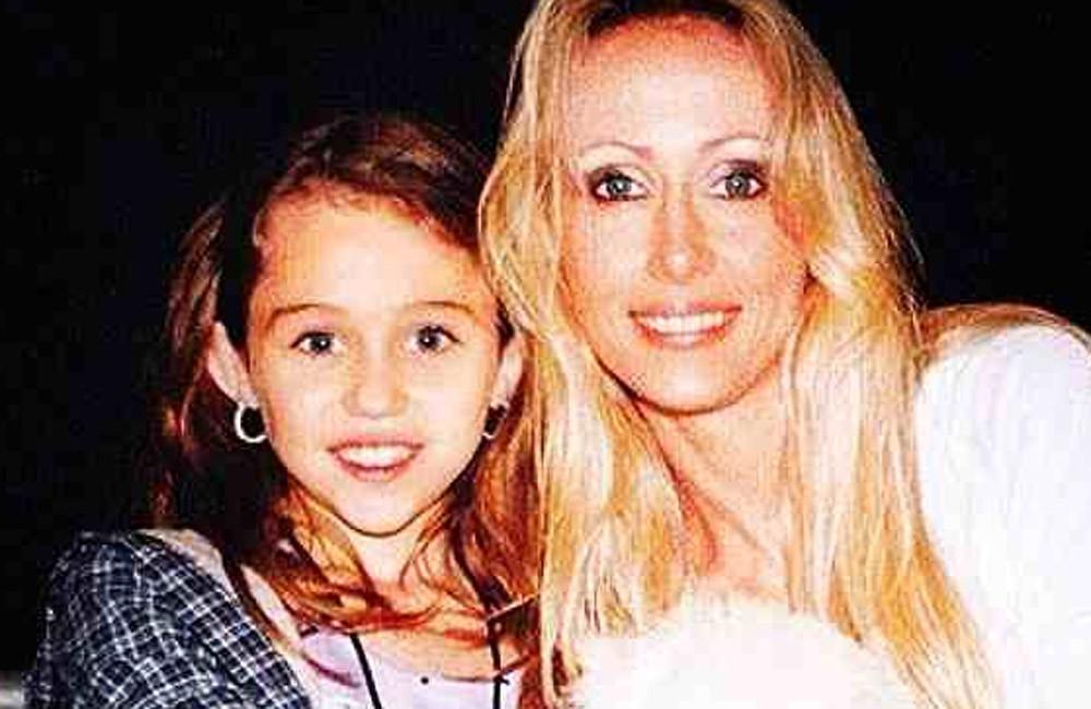Miley Cyrus‘ Mutter brachte sie früher dazu, 250 Haarverlängerungen zu tragen