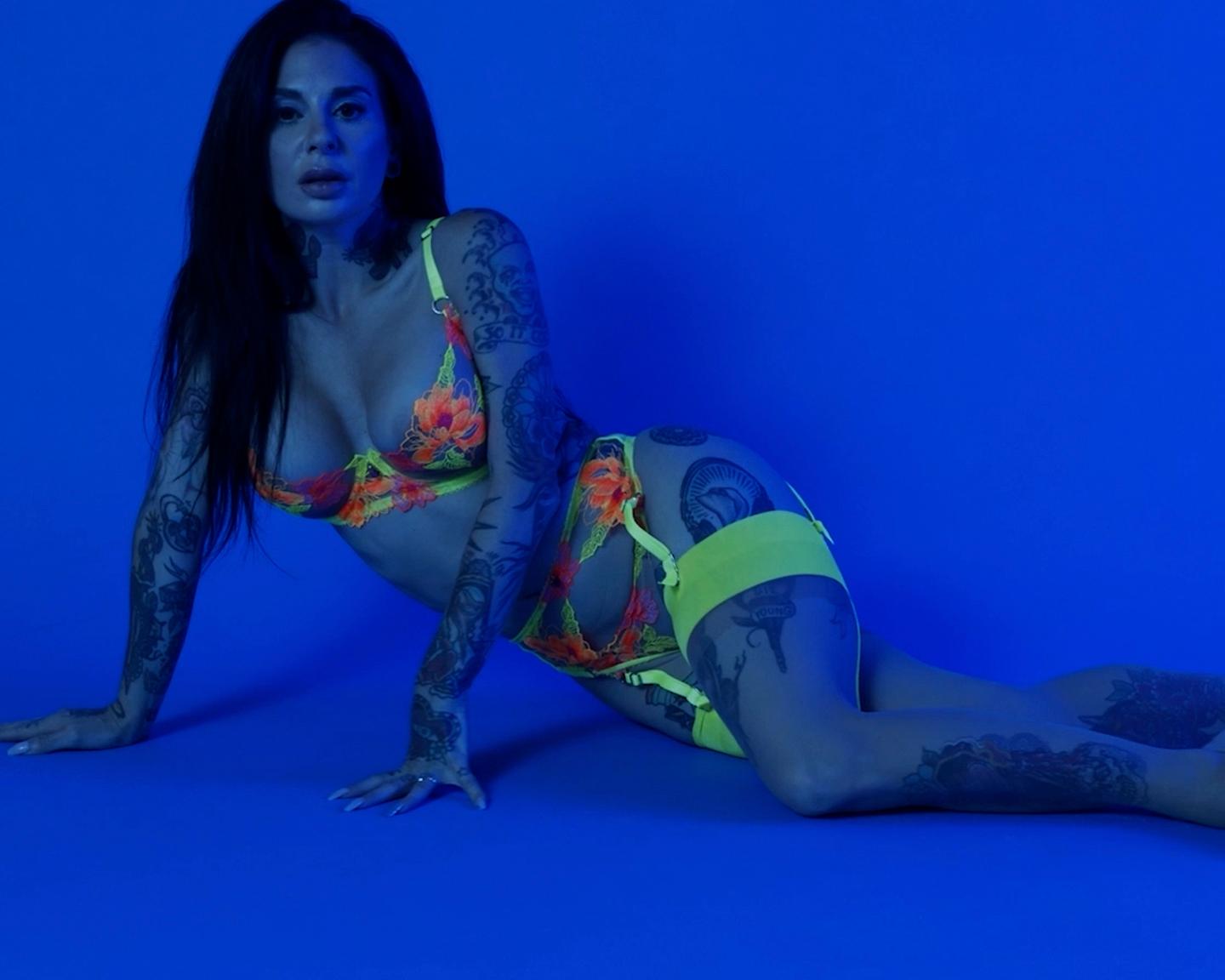 Celebrities (Joanna Angel in Glowing Energy): Joanna Angel kehrt mit diesem leuchtenden Feature der Fotografin Maddie Córdoba zu Playboy Plus zurück. Am Set in Los Angeles, ganz unter Schwarzlicht gedreht, zeigt Joanna sich in farbenfrohen Neon-Dessous. Sehen Sie sich auch Joannas erstes Shooting an, genau hier!
