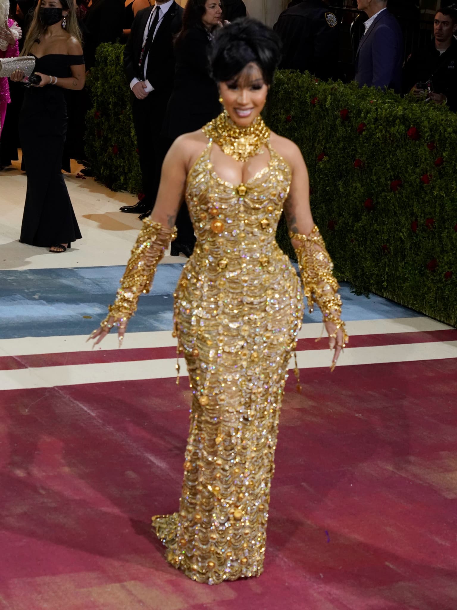 Cardi B sagt, dass es „nicht einfach“ ist, Kleidung zu finden, die zu ihren Kurven passt