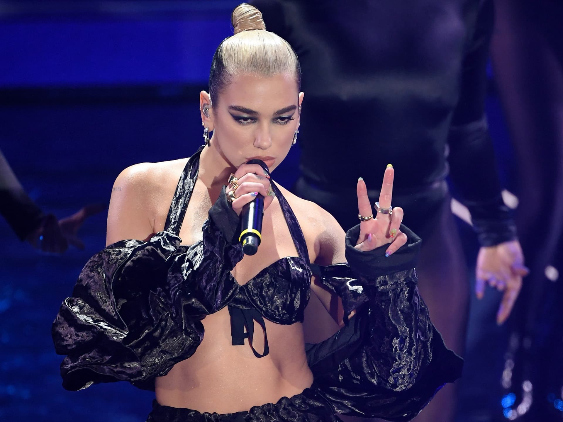 Dua Lipa wurde aus ihrem Schulchor ausgeschlossen, weil sie keinen „verrückten hohen...