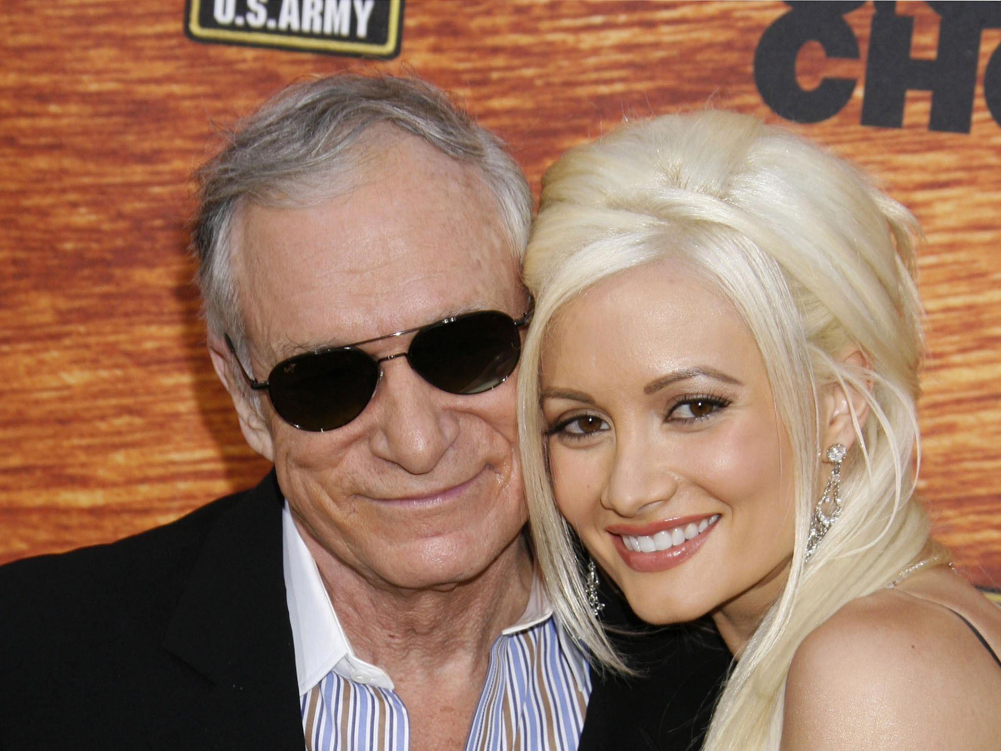Holly Madison behauptet, dass Pamela Anderson in der Nähe von Hugh Hefners Freundinnen distanziert war.