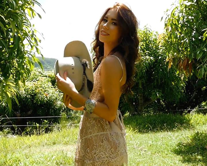 Playboy Amateur (Sophie Anne): Der Garten Eden könnte nicht mehr bieten als unsere sexy Sophie in diesem Clip!