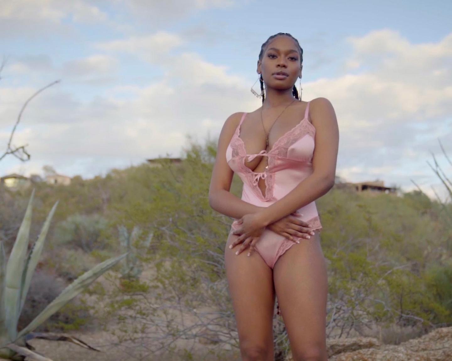 Playboy Muses (Nyla in Embracing Nature): Nyla kehrt für ihren zweiten Shoot zu Playboy Plus zurück. Draußen vor Ort in Phoenix, Arizona, umarmt Nyla ihre Umgebung, während wir mehr über sie erfahren. Sehen Sie sich hier auch Nylas erstes Shooting an.