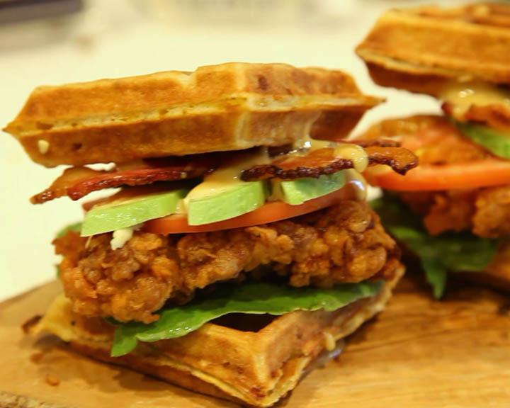 Playboy Lifestyle - Kochen und Genießen Spezial - Brathähnchen-Waffel-Sandwich selbst gemacht