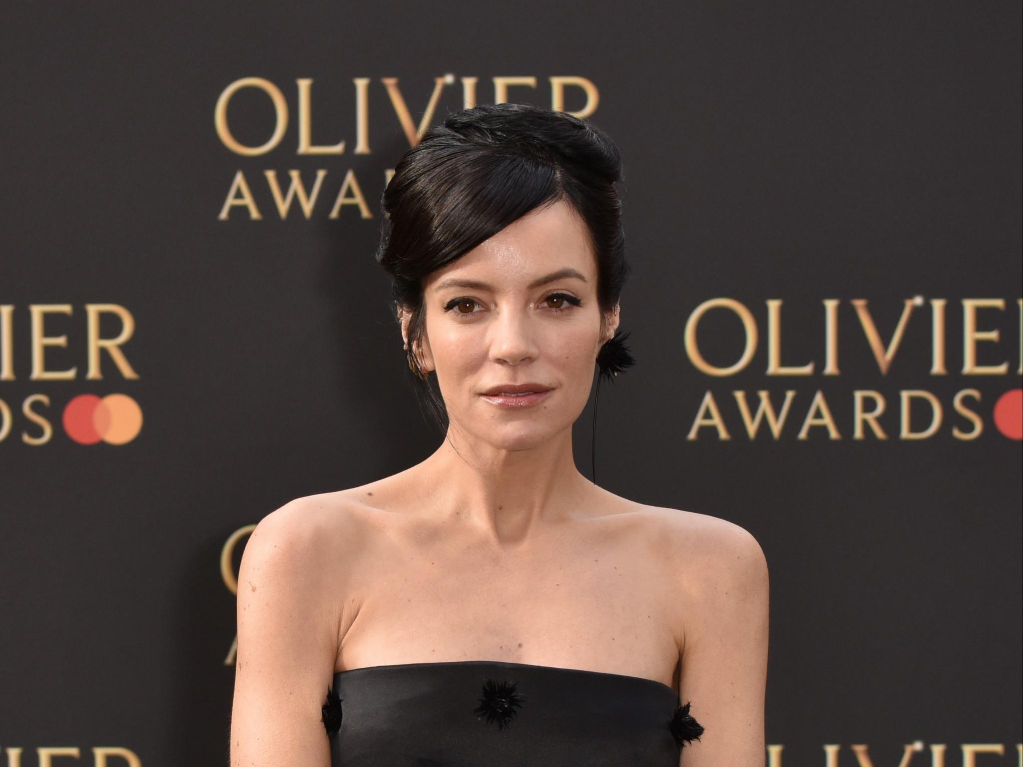 Lily Allen möchte mit ihrem Handy begraben werden, damit niemand ihren Porno-Suchverlauf sieht: „Es wird dunkel!“