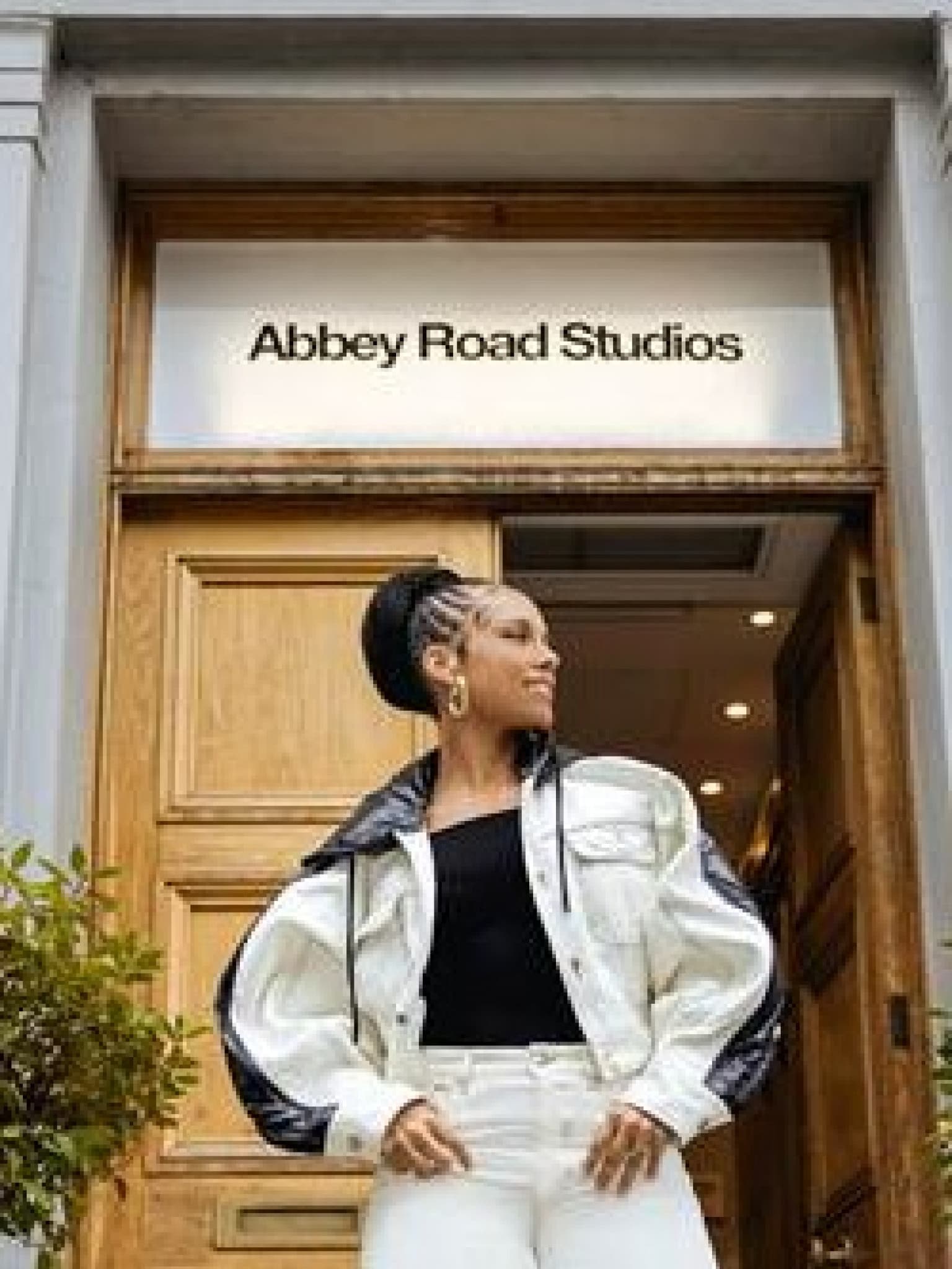 Alicia Keys begeistert Londoner Publikum mit einem überraschenden Auftritt am St. Pancras International-Bahnhof