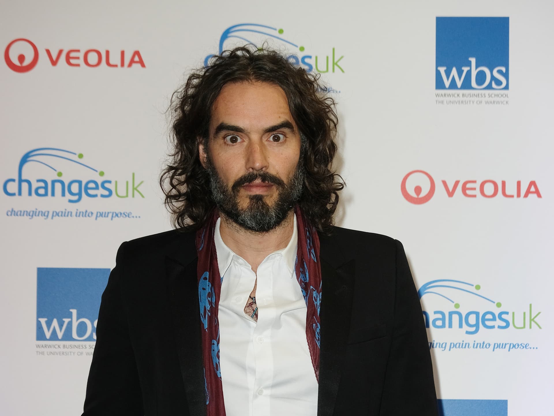 Russell Brand wird daran gehindert, mit YouTube Geld zu verdienen