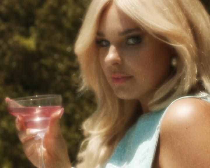 Playboy Playmate August 2020 (Ali Chanel): Playmate Ali Chanel erholt sich am Pool, unsere Miss August 2020, festgehalten vom Fotografen Ali Mitton.