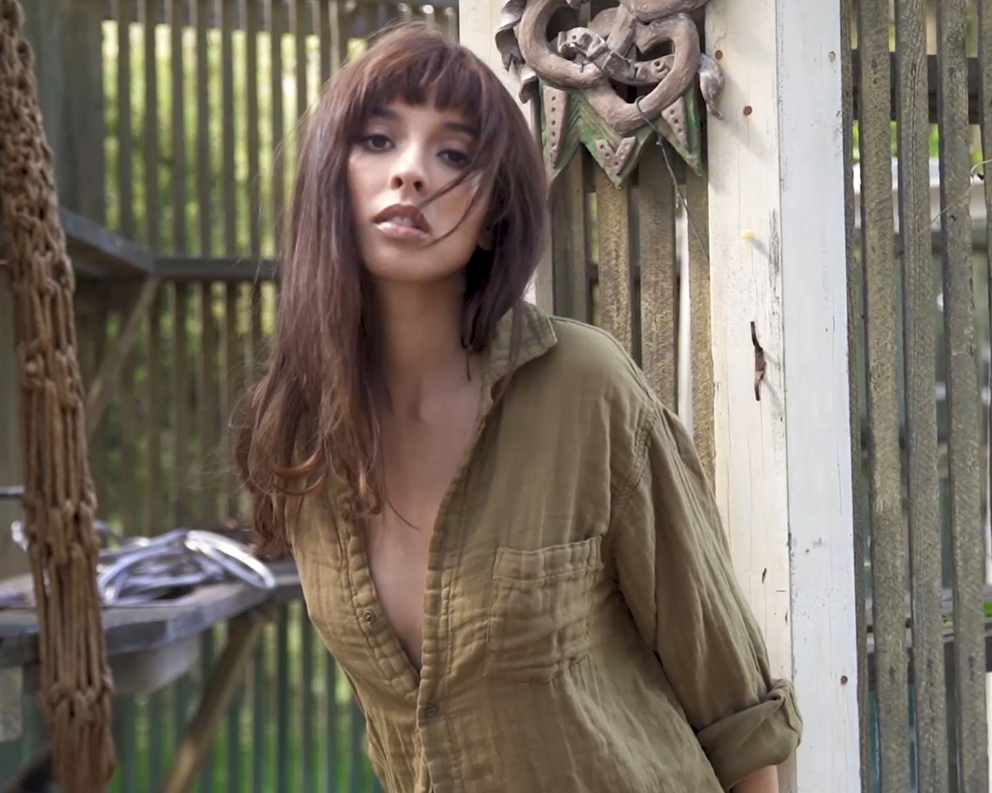 Playboy Muses (Steph in Kalifornische Brise): Willkommen zurück, gebürtige Kalifornierin, Steph! In ihrer dritten Galerie und ihrem Video ist Steph mit der Fotografin Sophia Sinclair in ihrem Heimatstaat vor Ort, während sie durch ihren Garten schwebt und den schönen Tag genießt. Erfahren Sie hier so viel mehr über Steph.