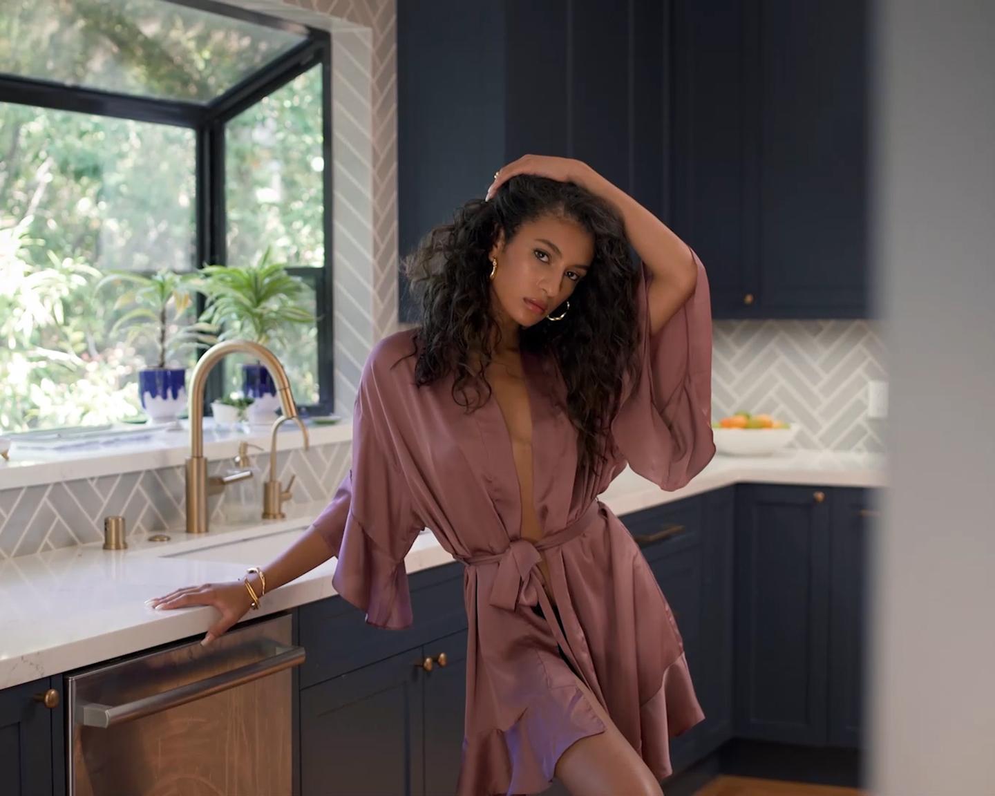 Playboy Muse (Kyrah in Morgenfreuden): „Einige Worte, nach denen ich lebe? "Eine Frau muss nicht bescheiden sein, um respektiert zu werden", sagt die Newcomerin Kyrah. Kyrah beginnt gerade ihren Tag und posiert am Set einer hellen Küche für die Fotografin Sophia Sinclair.