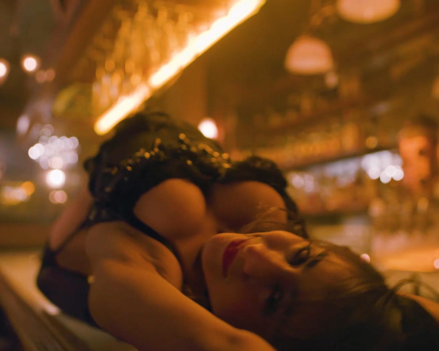 Playboy Muse (Mia Valentine): Die geile Mia Valentine mag auch nur zum Schein die Barkeeperin sein, doch ist dieses scharfe Playboy Videoshooting dadurch nicht minder überzeugend, im Gegenteil!