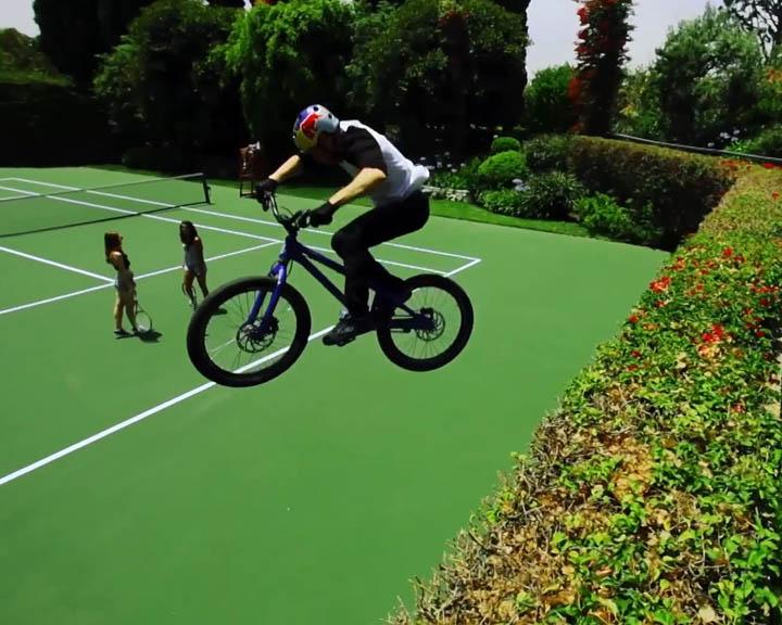Playboy's Sports (Danny MacAskill): Danny MacAskill zeigt den Bunnies im Playboy Mansion wie man Fahrrad fährt - vom Bunny Hop bis zu Mega-Jumps