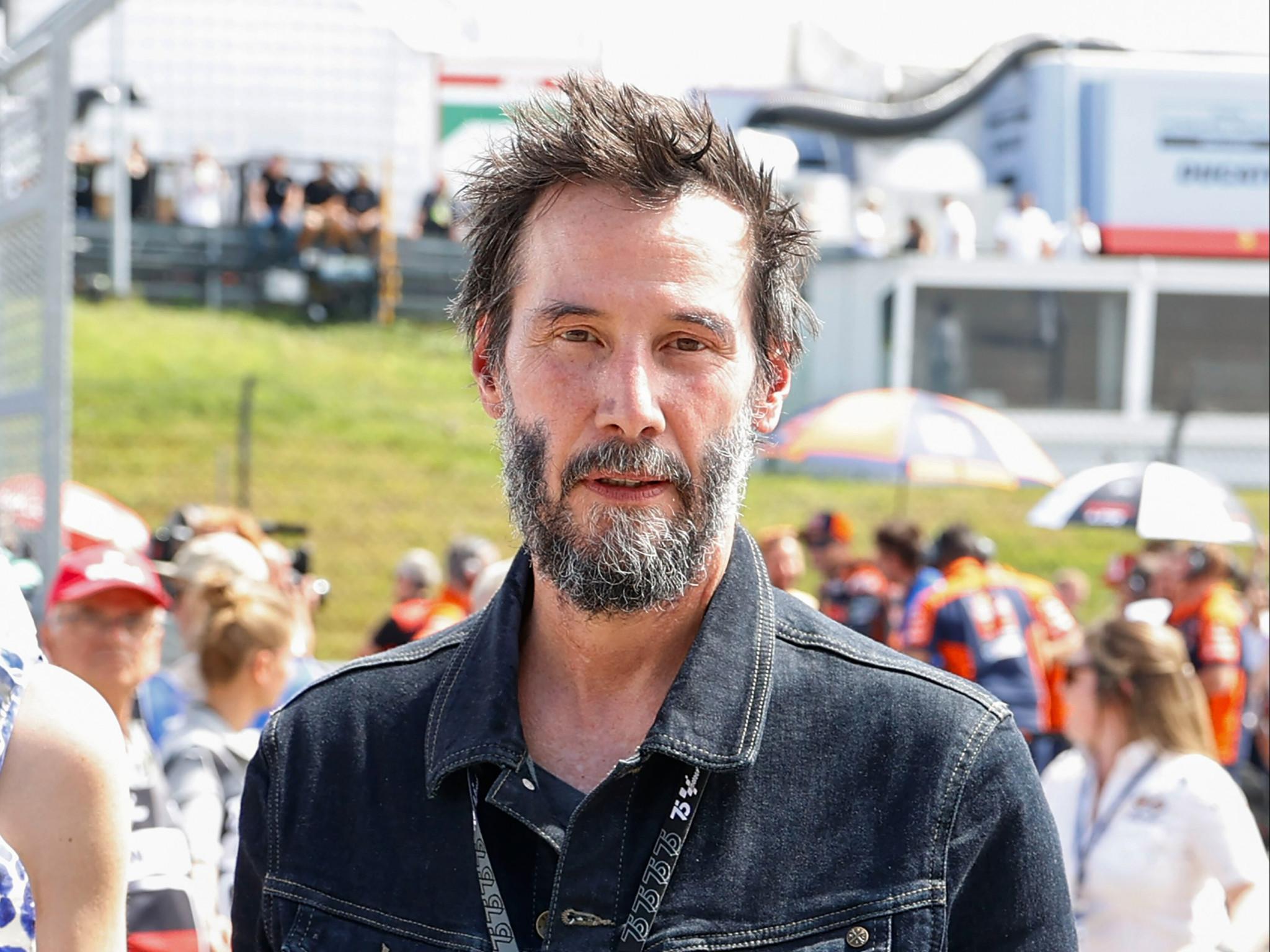 Keanu Reeves gesteht, dass er sich während der Stunts für ,John Wick‘ übergeben hat.