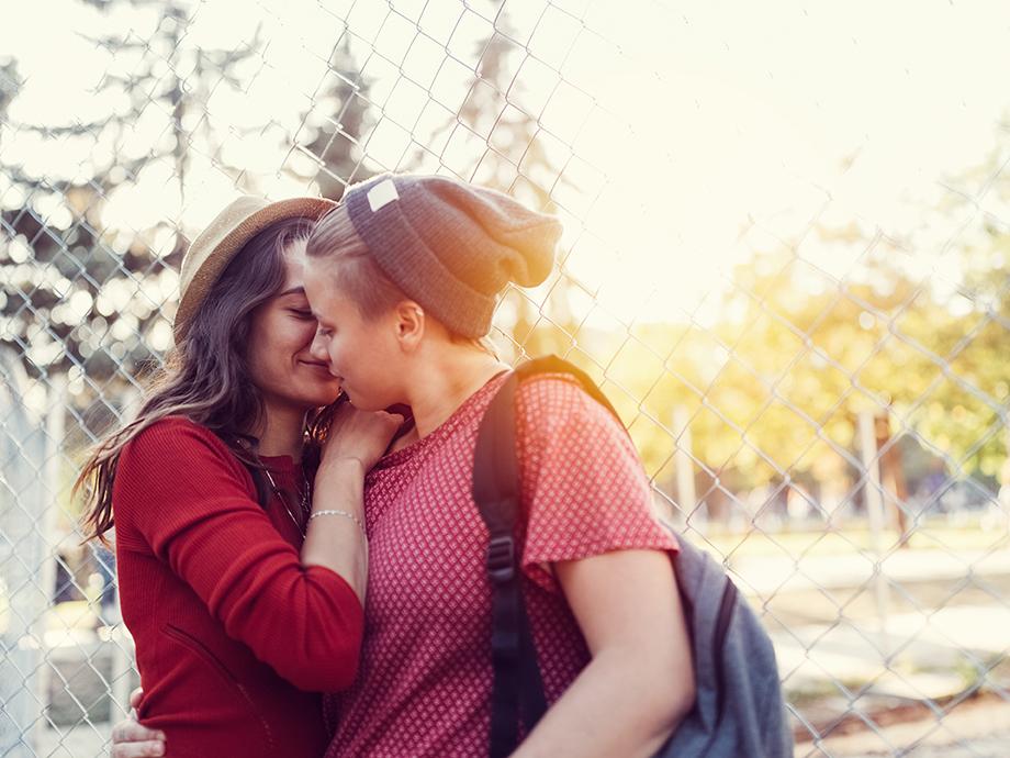 Nein, Lesbianismus ist keine Antwort auf männliches Begehren