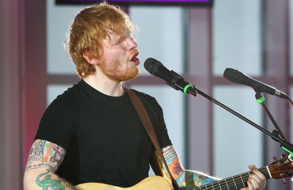 Ed Sheeran hat am Sonntag ein Überraschungskonzert mit einer Jugendmusikgruppe in Boston...