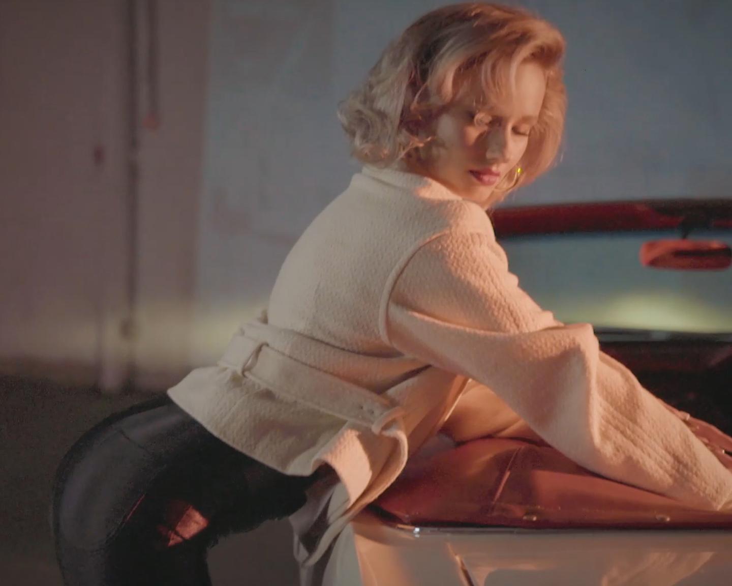 Playboy Muses (Polina in Private Vorführung): Gehen Sie mit Polina ins Kino. Am Set einer privaten Garagenvorführung posiert Polina vor einem wunderschönen Oldtimer, während die Kamera blitzt. Lernen Sie Polina gleich hier besser kennen!