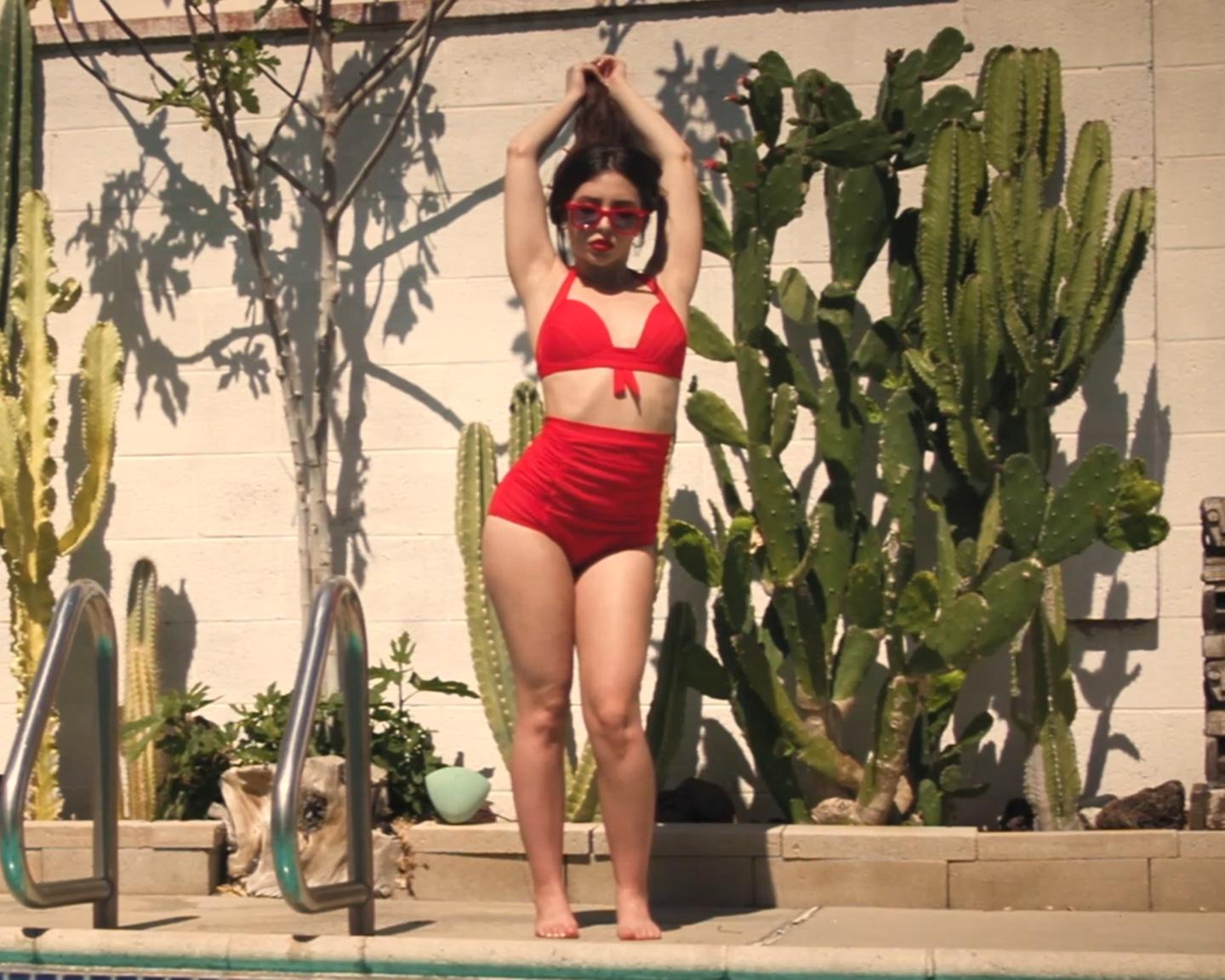 Adult Stars (Jane Wilde in Wärmeleitung): In diesem zweiten Set von unserem All Star Mai 2021, Jane Wilde, kann man mit Sicherheit sagen, dass der Sommer gekommen ist. Ganz in Rot gekleidet hängt Jane am Pool am Set eines wunderschönen Hauses in Los Angeles, Kalifornien. Bleiben Sie dran für eine dritte Galerie und ein Video von All Star Jane Wilde, gleich hier!