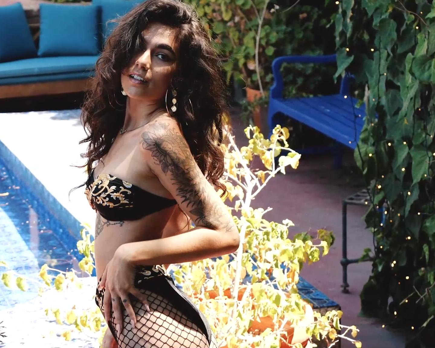 Playboy Muses (Hades in Outdoor Awakening): „Anfang 2020 sagte ich mir, dass es mein Jahr mit Playboy sein würde. Schaut mich jetzt an“, lächelt die Newcomerin Hades. Zusammen mit der Fotografin Cassandra Keyes ist Hades in Hollywood Hills vor Ort und bereit für ihre lang erwartete Nahaufnahme. "Einer meiner vielen Träume geht in Erfüllung", sagt sie. Am Set eines schönen großen Hauses erzählt uns Hades mehr über sich selbst, während sie einige Zeit im Garten verbringt.