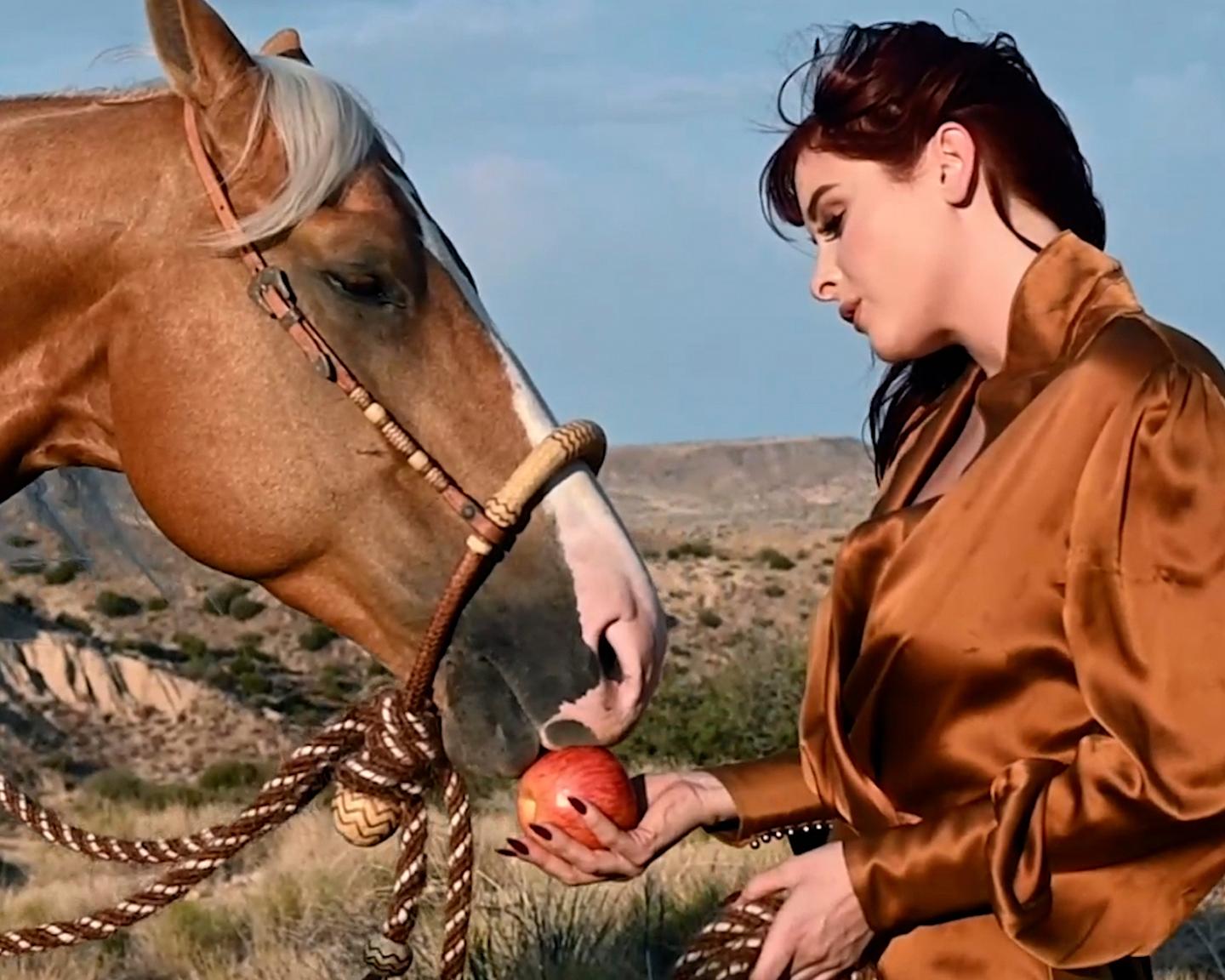 Playboy Muses (Odette in Call of the Wild): Odette reitet in diesem zweiten Shooting mit Fotografin Tina Louise. Vor Ort in Joshua Tree, Kalifornien, erkundet Odette mit einem haarigen, majestätischen Freund die Wüste. "Mein Playboy-Shooting war fantastisch", lächelt Odette. Sehen Sie sich hier auch Odettes Debüt an!