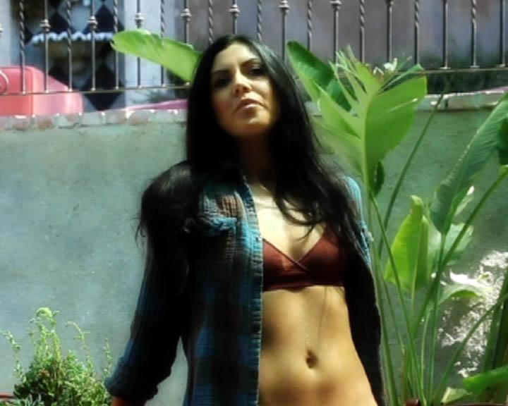 Mag das schöne Wetter und wir mögen Nicole Sjoberg! Das Cybergirl chillt auf der Terrasse