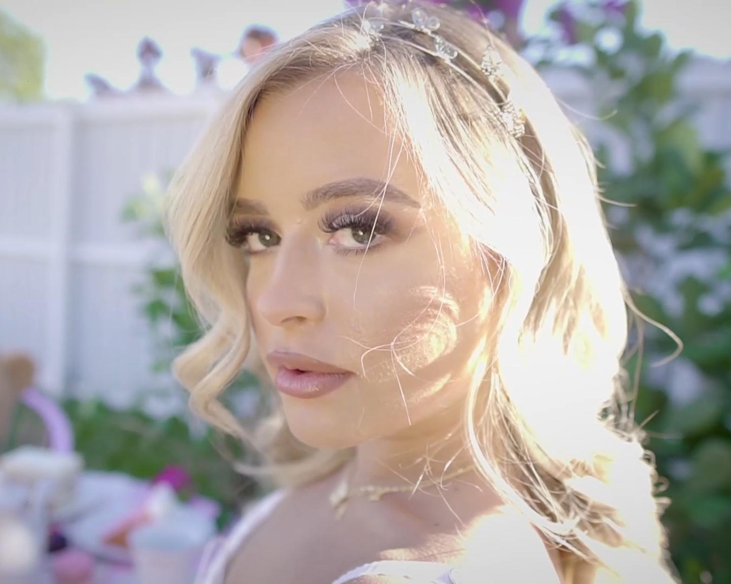 Playboy Muses (Jackie in Süße Leckereien): Jackie hat in ihrem zweiten Set mit der Fotografin Carianne Older einen süßen Leckerbissen fü runs. Vor Ort in Florida sitzt Jackie im Garten und probiert Backwaren und trinkt Tee. Lernen Sie Jackie hier besser kennen.