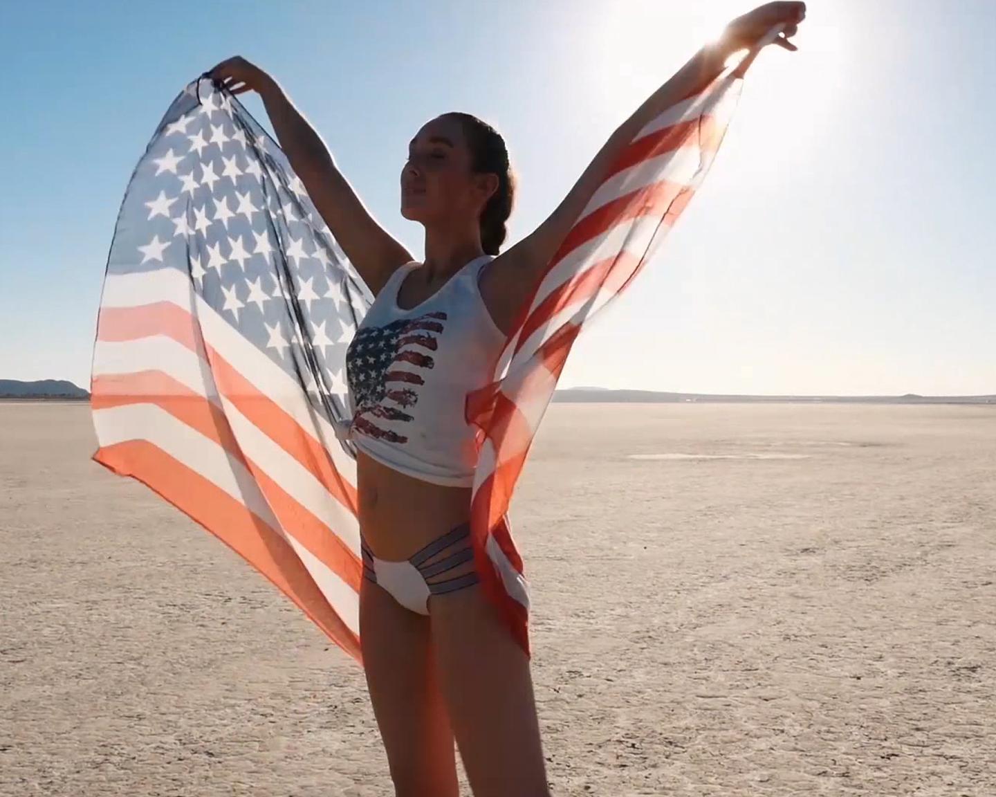 Playboy Cybergirl (Willa Prescot): Patriotisch, umwerfend und doch lieblich, so begrüßt Dich unser Cybergirl Willa Prescott mit einem Videoshooting zu ihrem ganz persönlichen Unabhängigkeitstag.