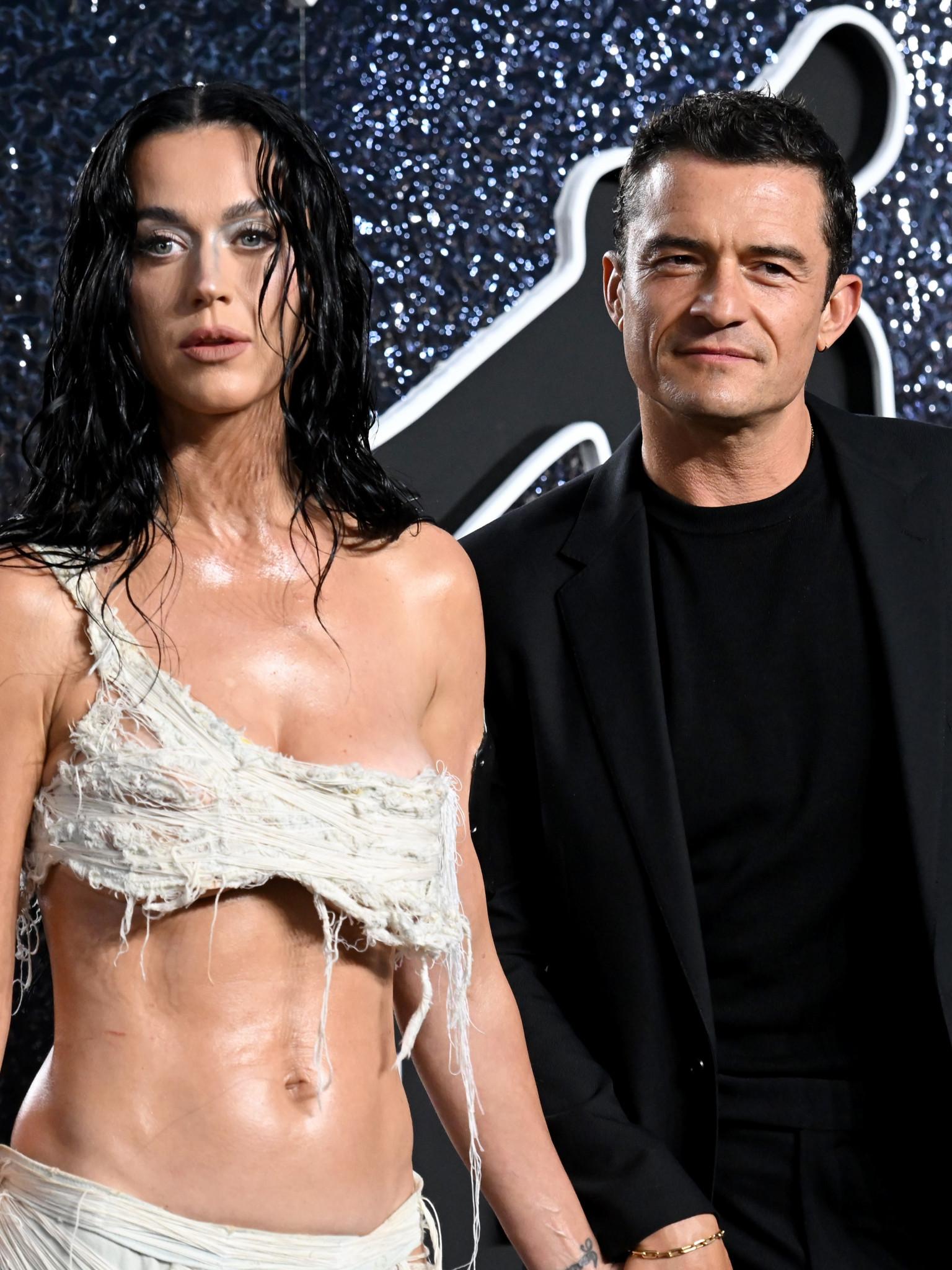 Katy Perry dankt ihrem Partner Orlando Bloom für ,den Abwasch' und gewinnt zwei Awards bei den MTV VMAs