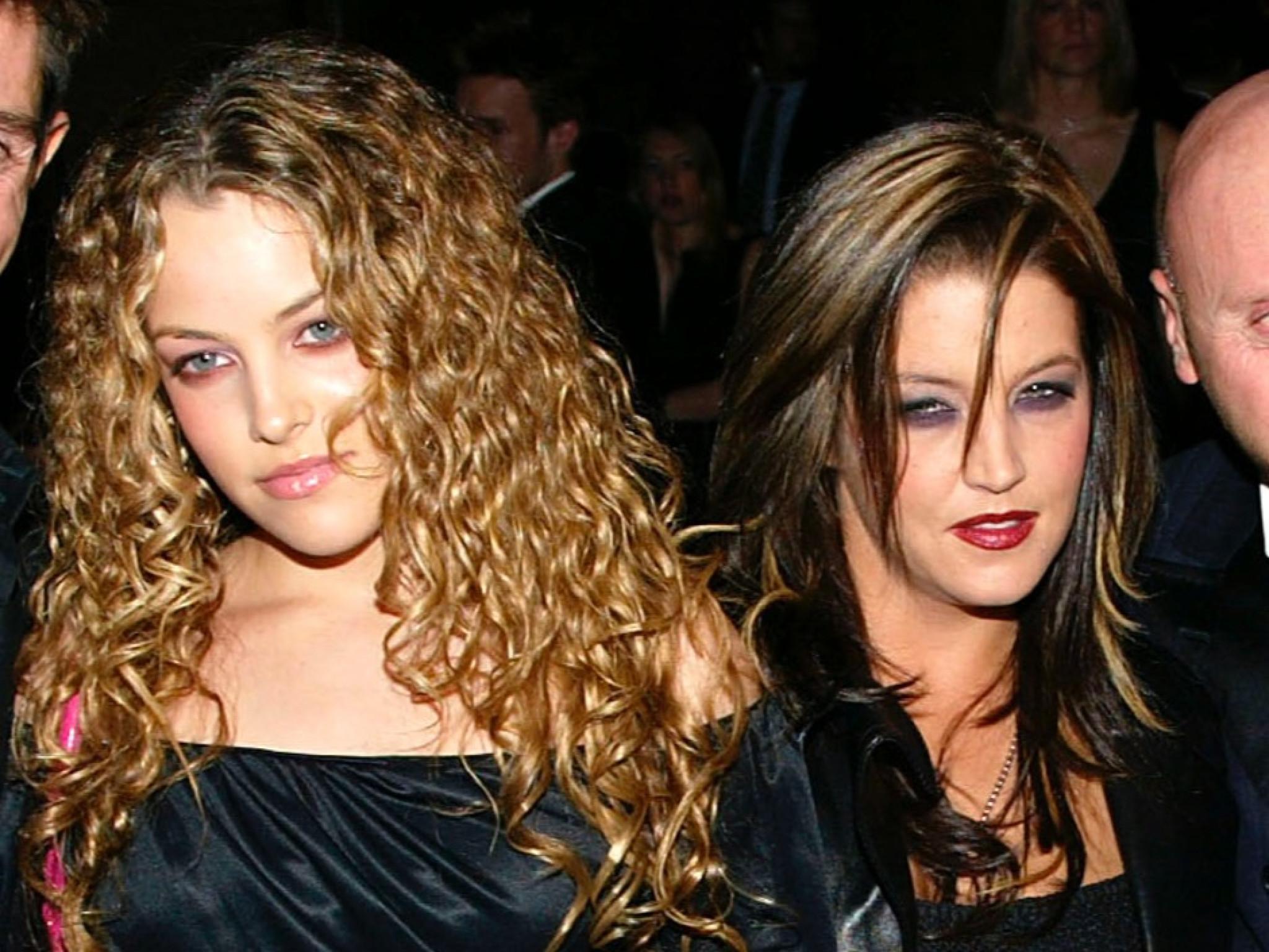 Riley Keough geht auf Lesereise, um für die posthumen Memoiren ihrer Mutter zu werben