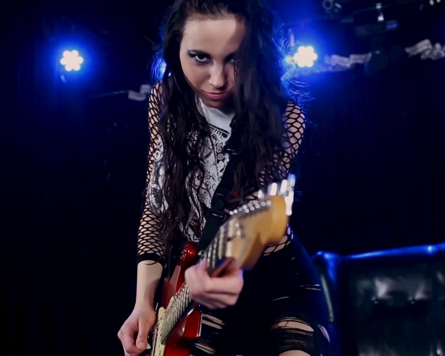 Playboy Amateur (Flavia de Celis): Ich steh total auf solche Babes wie Flavia, ein wenig Rock, ein bißchen Punk, aber so oder so einfach nur sexy!