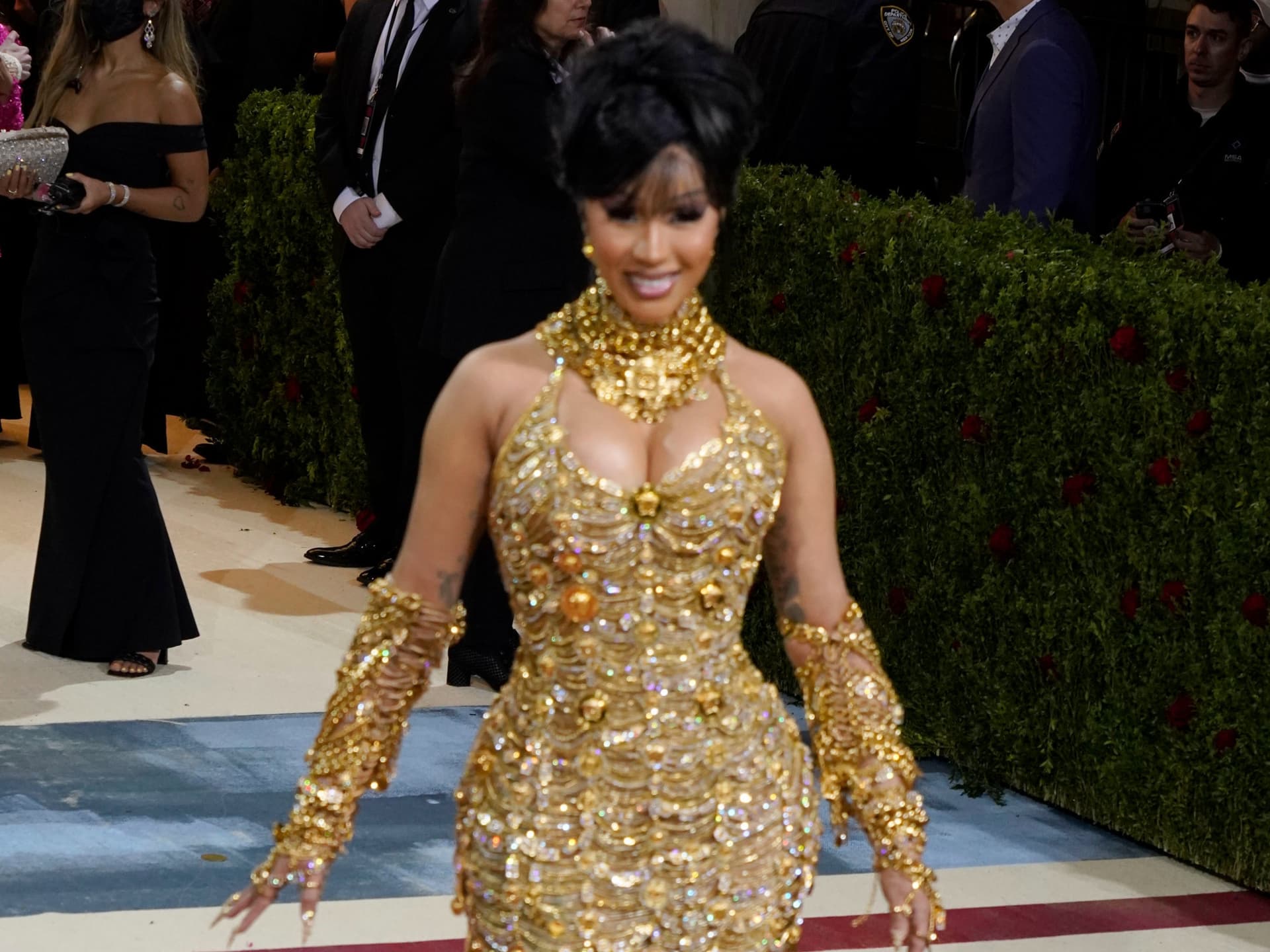 Cardi B sagt, dass es „nicht einfach“ ist, Kleidung zu finden, die...