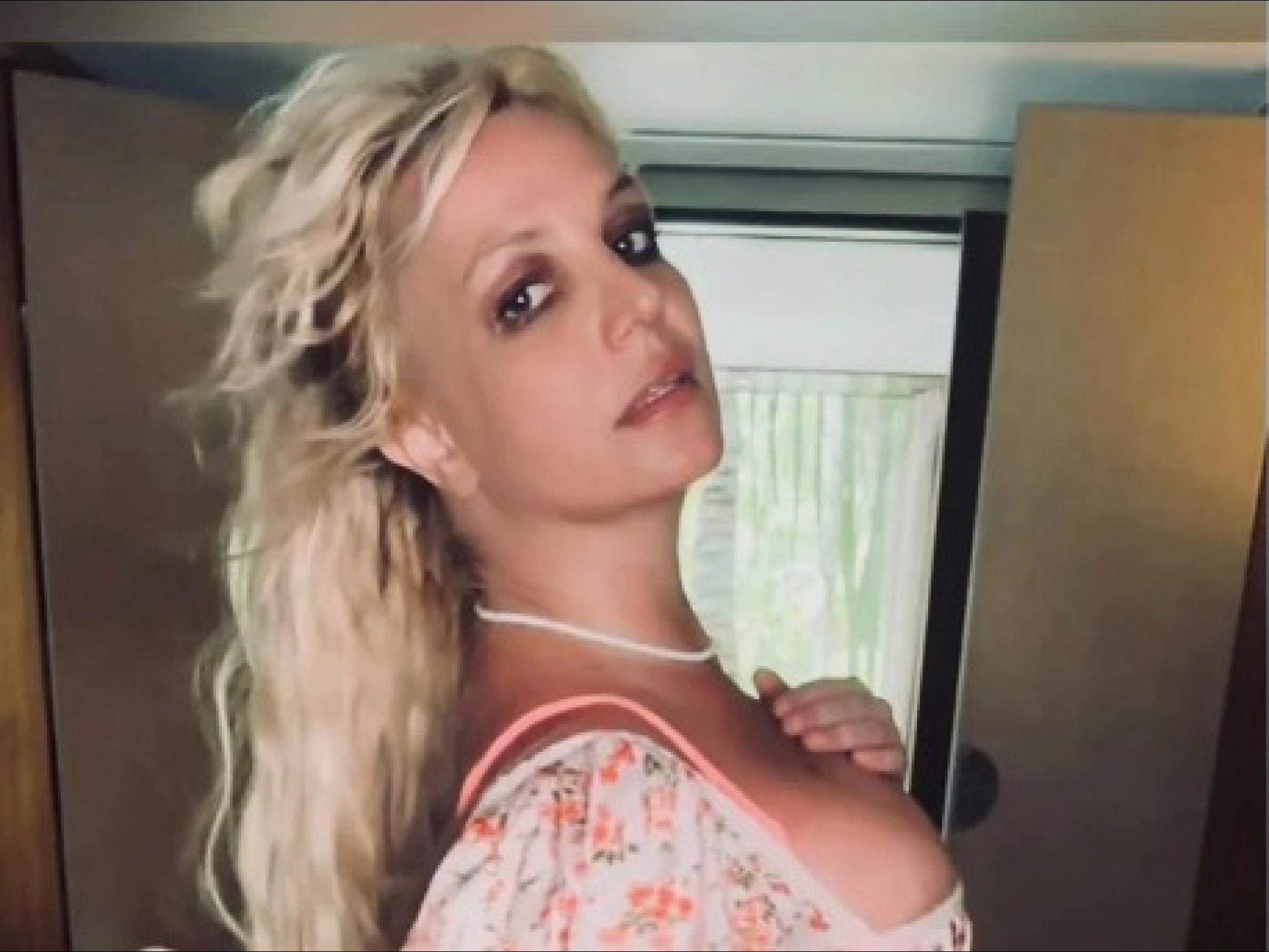 Britney Spears hatte keine Wimpern und Augenbrauen, nachdem das Feuer ihres Kamins in ihrem Gesicht explodierte