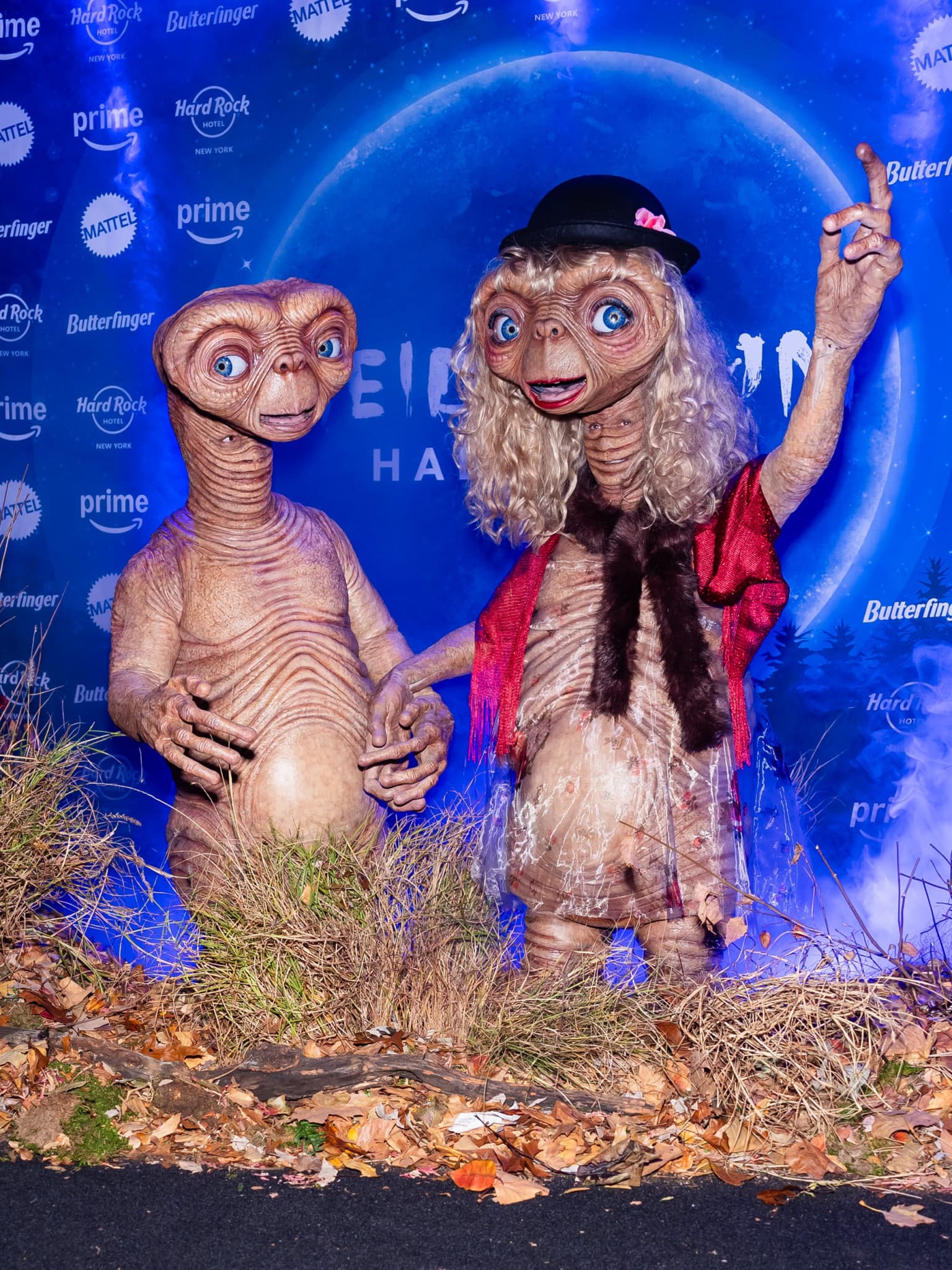 Heidi Klum und Ehemann Tom Kaulitz präsentieren ihre aufwendigen E.T.-Kostüme zu Halloween.