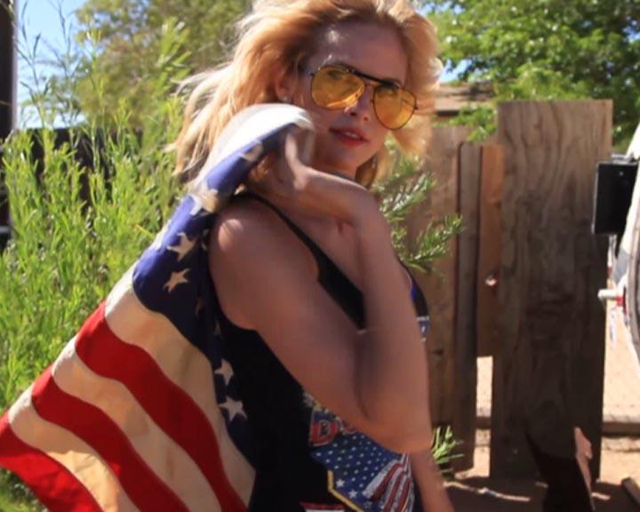 Passend zum 4. Juli tobt Cybergirl Liz mit der amerikanischen Flagge durch die Gegend