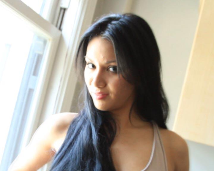 Eine Beauty in der Küche: die schöne Jessica Anne tummelt sich zwischen Tisch und Herd