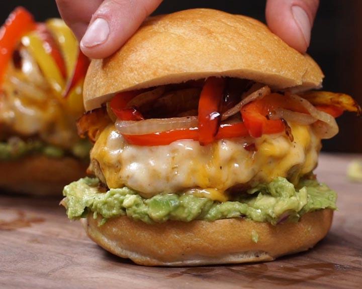 Playboy Lifestyle: Playboy zeigt Dir wie man einen epischen Hühnchen-Fajita-Burger ganz einfach selbst zubereitet