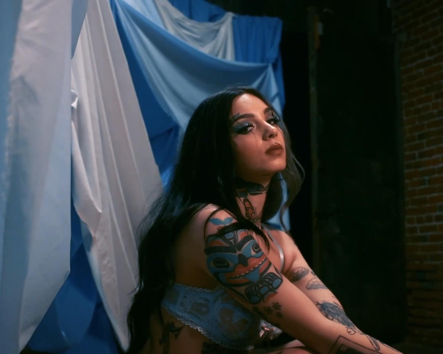 Playboy Muse (Taylor White): Taylor White in 'blaue Schatten'. Taylor trägt blaue Dessous vor einem blauen Hintergrund und gibt ihr Playboy Muse-Debüt.